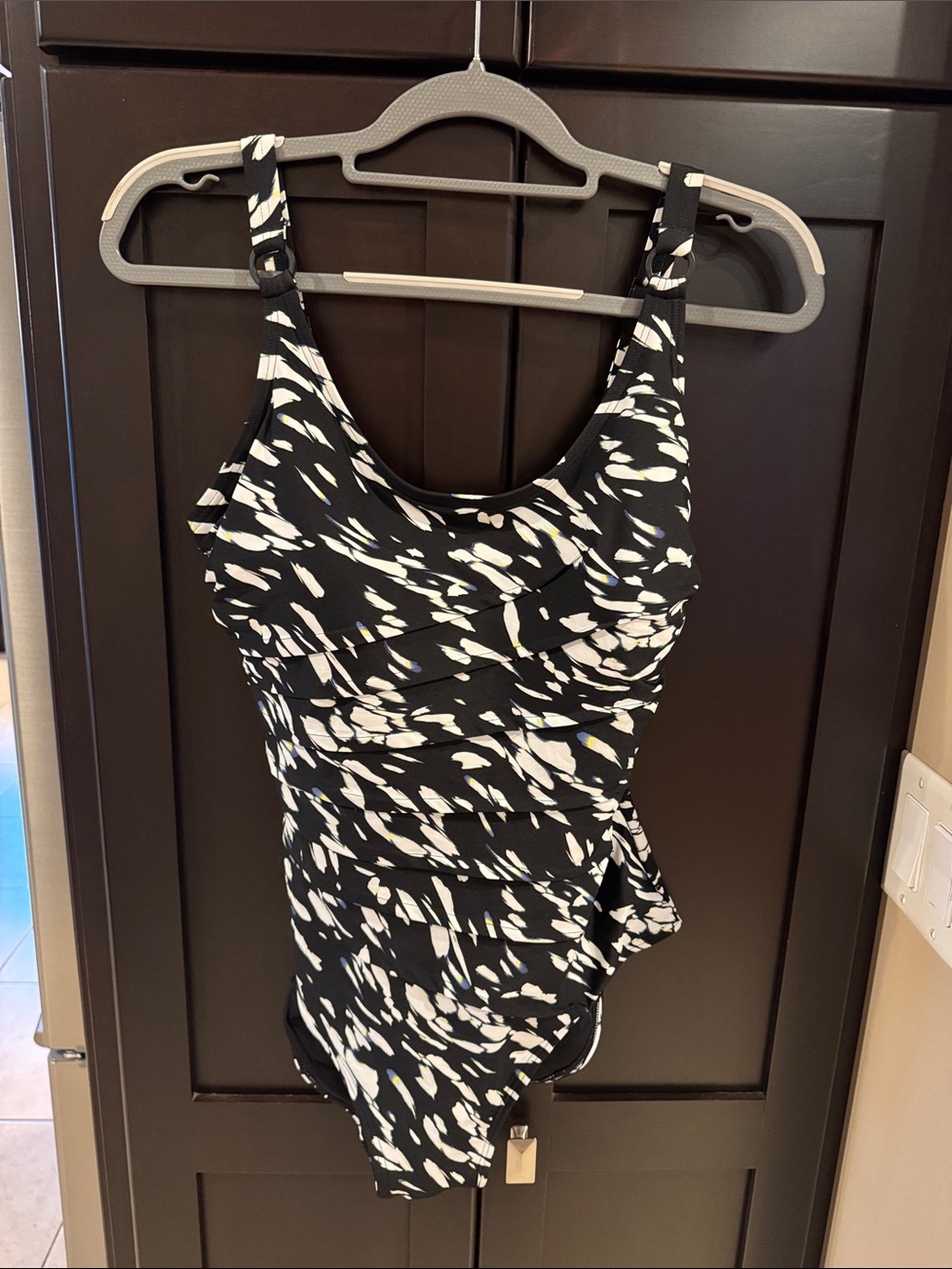 DKNY Black & White Patterned One-Piece Swimsuit Flattering! Good coverage NWT XL